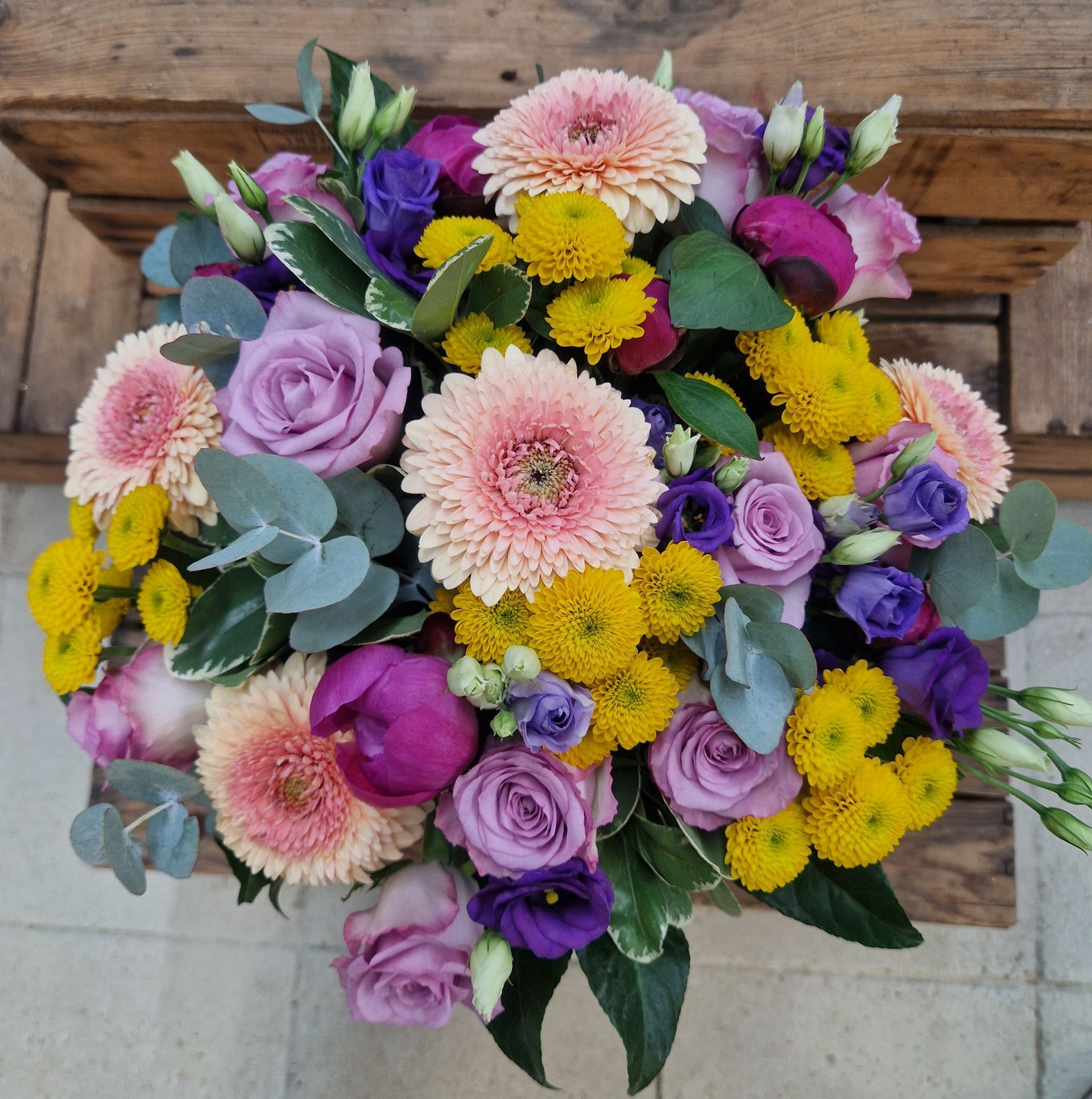 Blumenhof Eymold - Nahaufnahme eines bunten Blumengestecks mit Rosen und weiteren Pflanzen