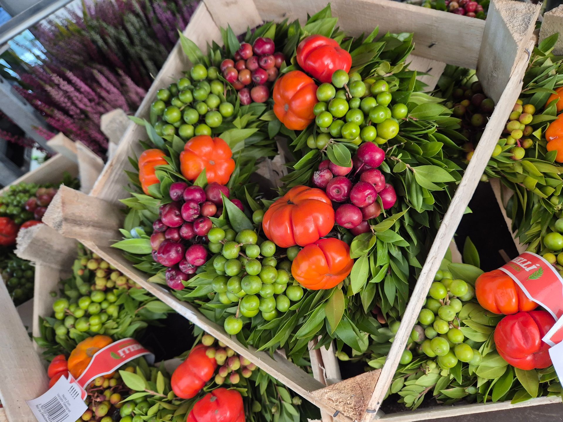 Ein Haufen Kisten voller Obst und Gemüse