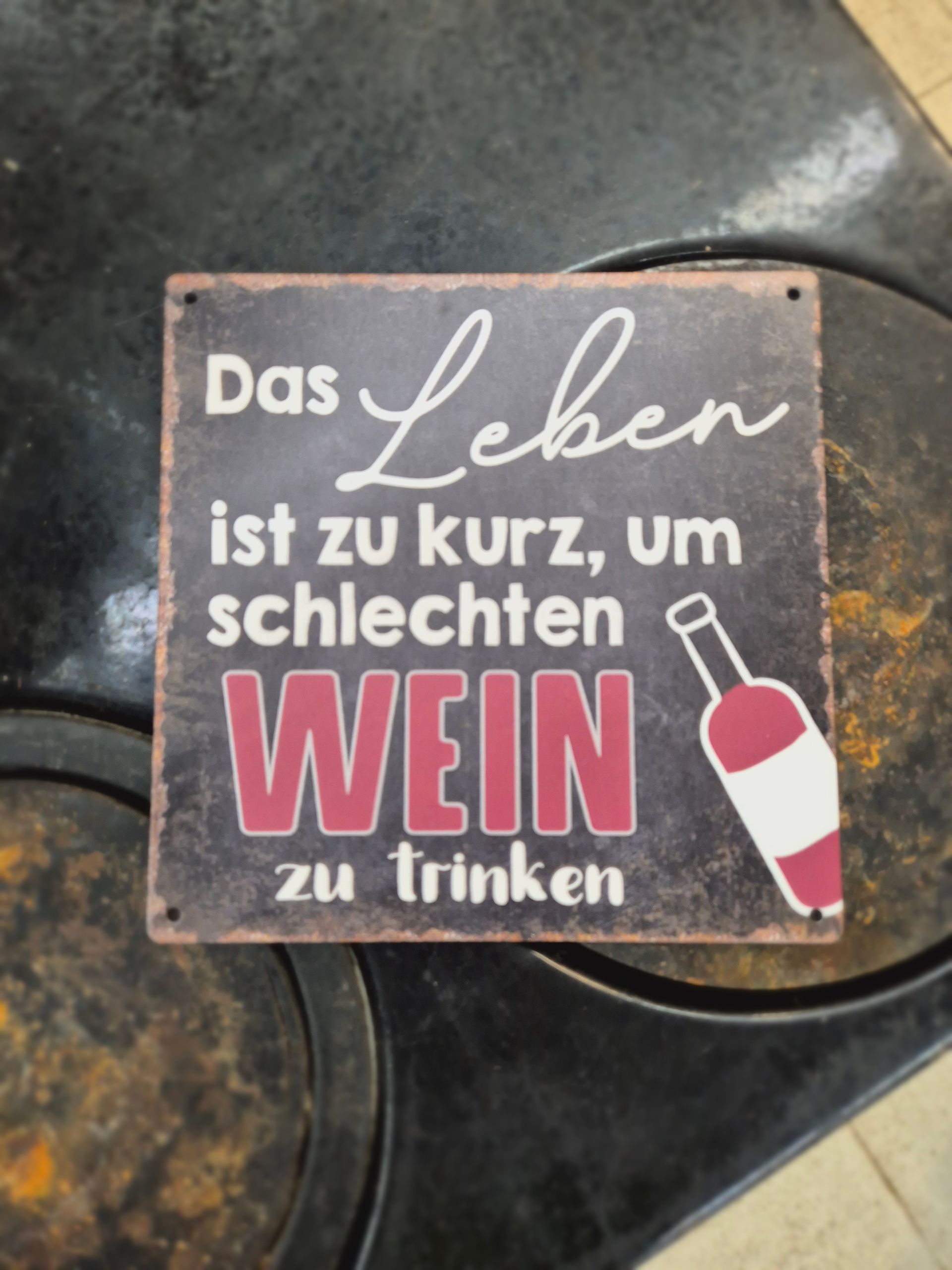 A sign that says das leben ist zu kurz um schlichen wein zu trinken