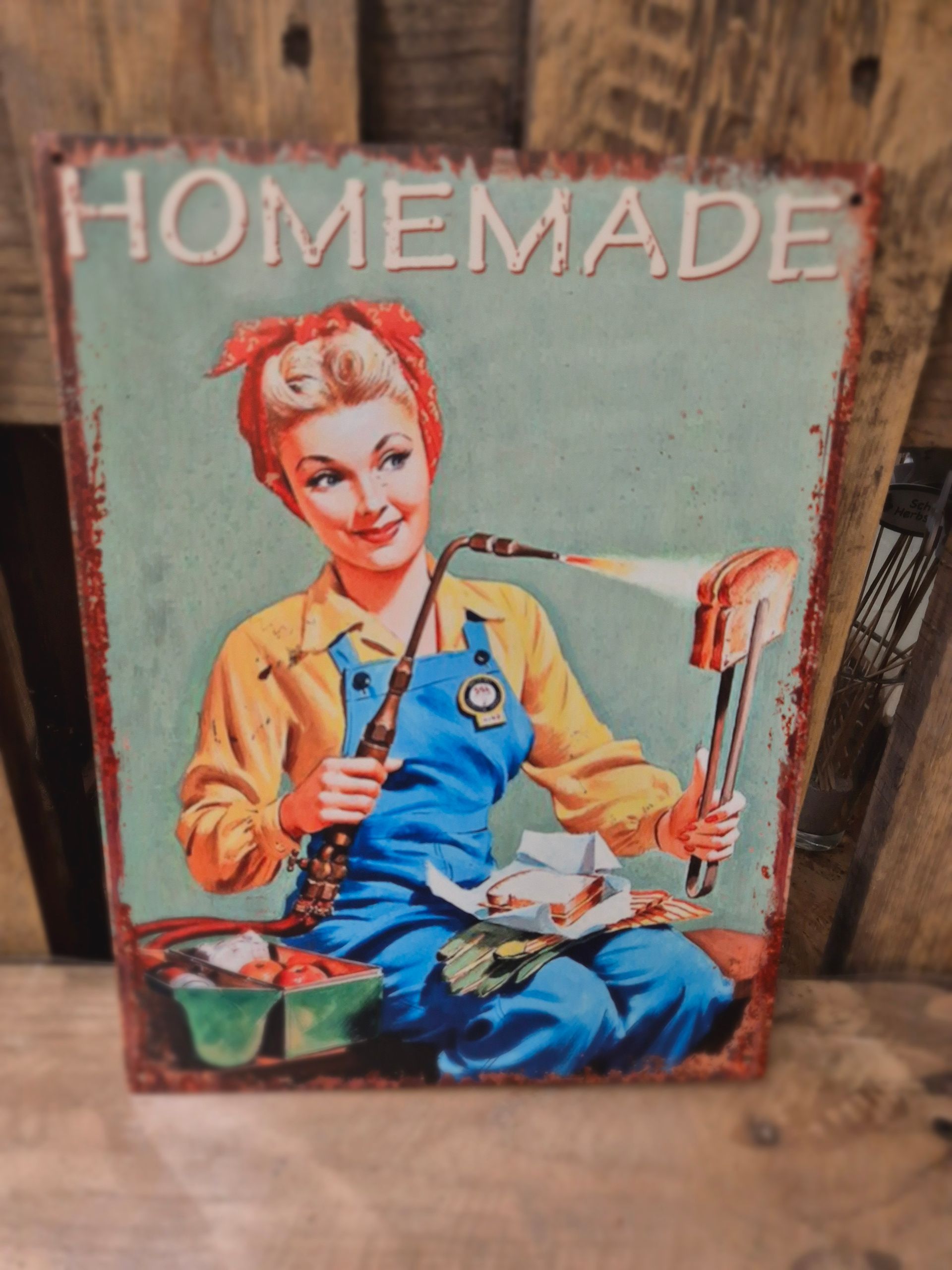 Ein selbstgemachtes Schild mit einer Frau, die einen Schweißbrenner hält