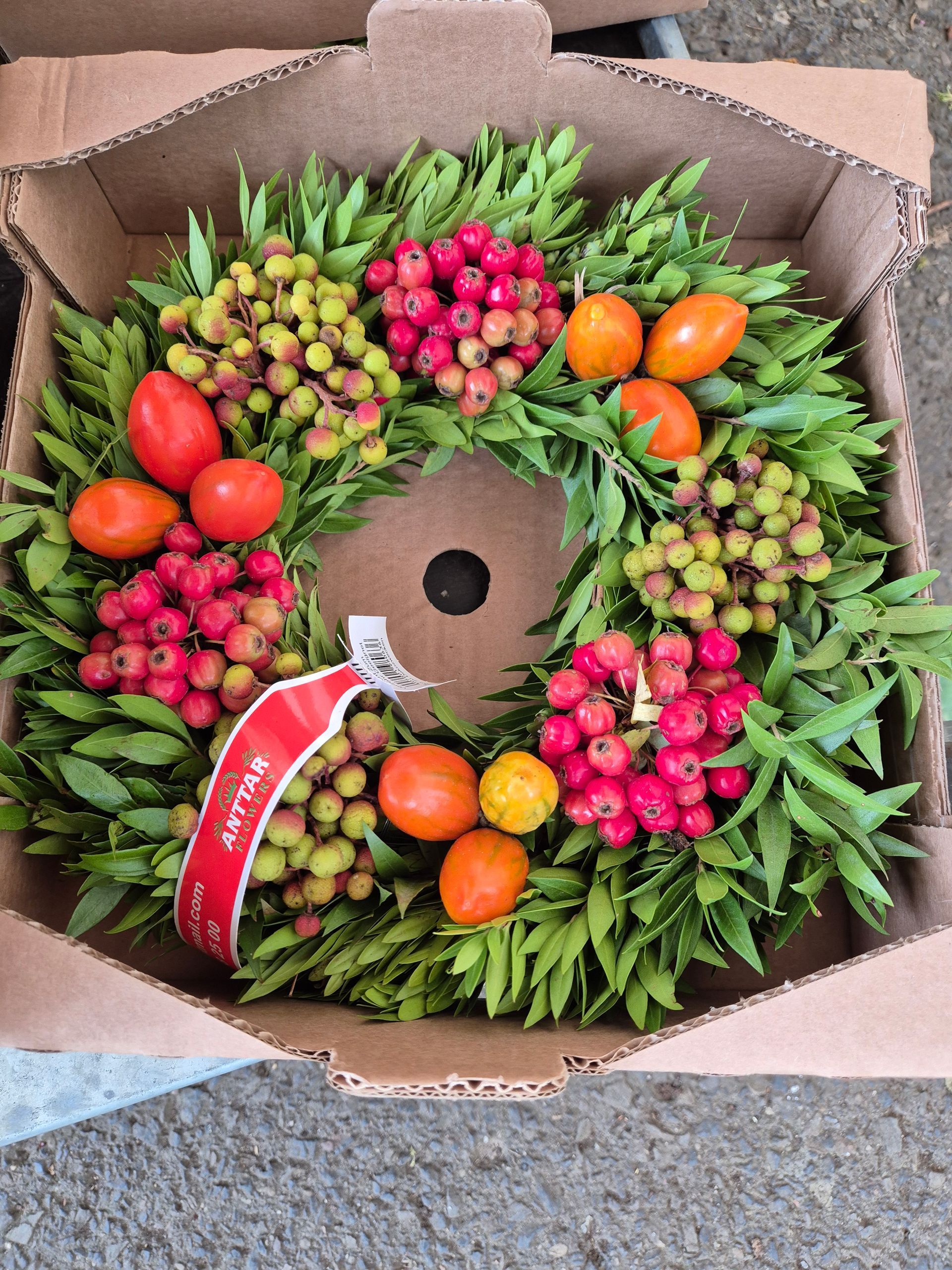 Blumenhof Eymold - Blumenverkäuferin mit Gesteck in Hand berät einen Kunden