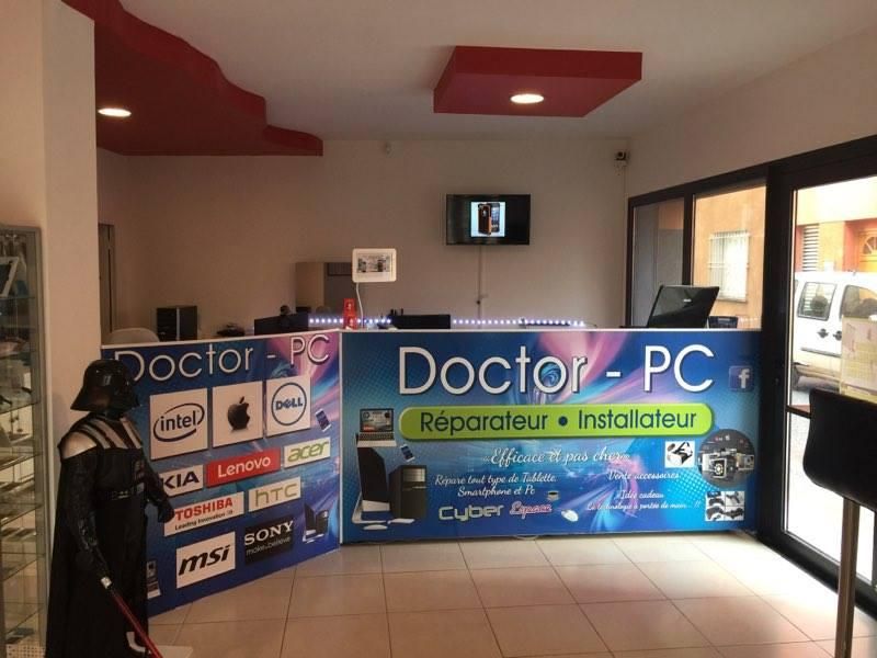 Intérieur du magasin de réparation de Dr. Pc, notamment du comptoir d'accueil.