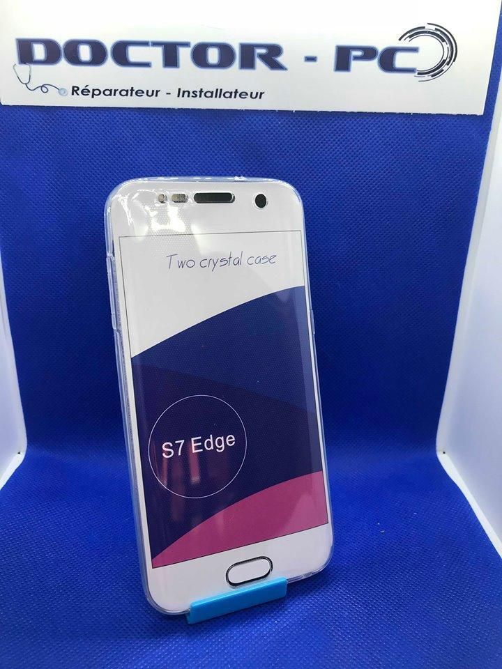 Un Samsung Galaxy S7 Edge posé sur un support d'exposition bleu dans un atelier de réparation.