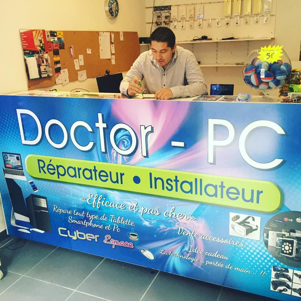 Technicien qui répare un écran de téléphone au comptoir.