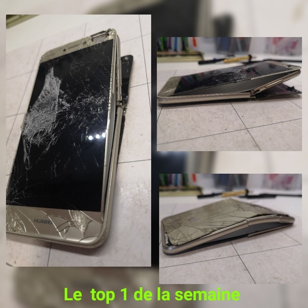 Smartphone fissuré, écran brisé et cadre tordu, montré sous plusieurs angles sur un sol carrelé.