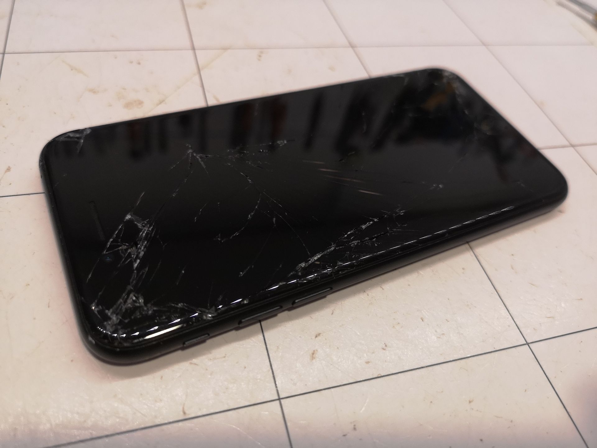 I phone noir avec écran fissuré
