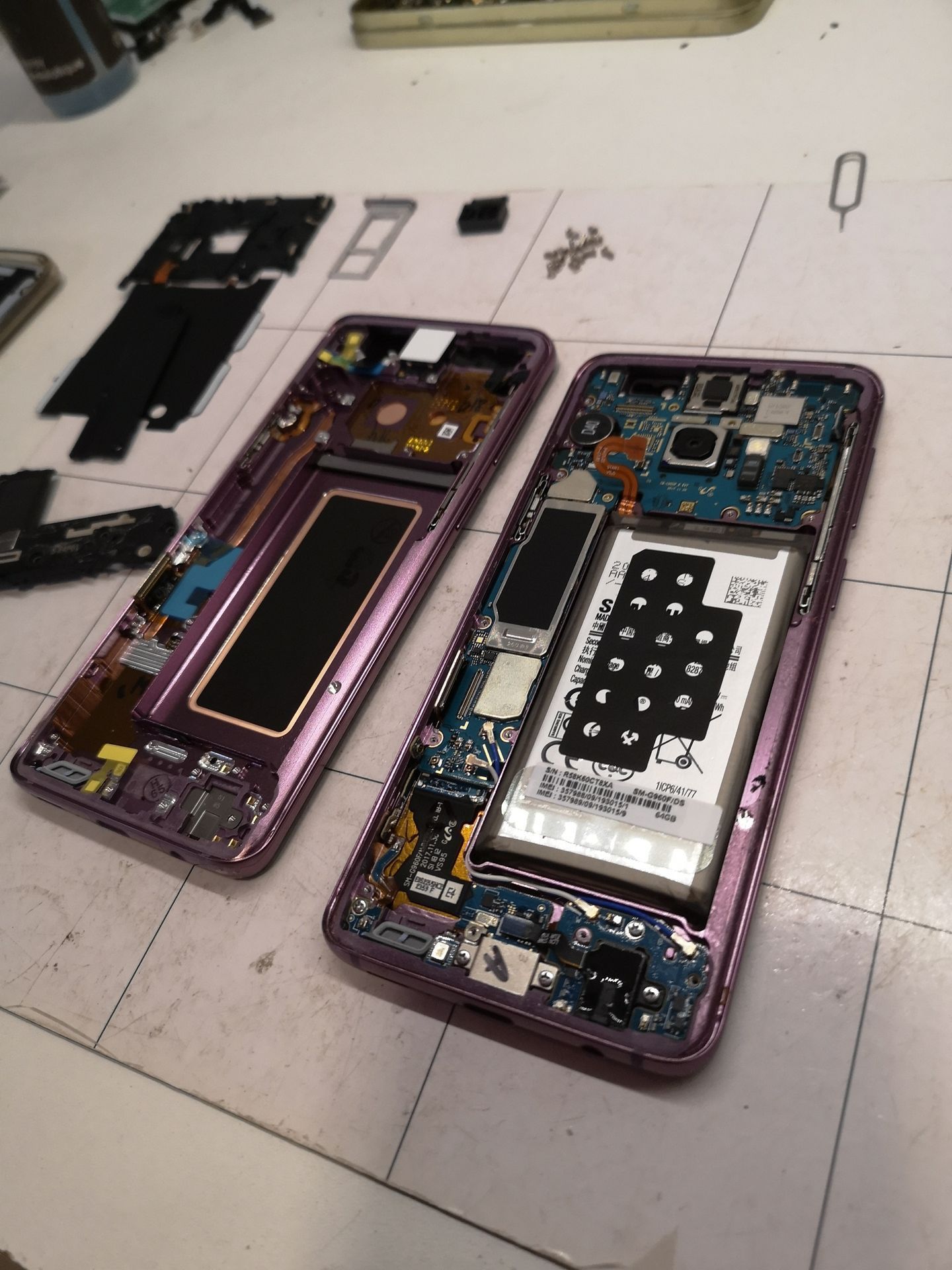 Deux smartphones démontés, composants internes apparents, sur un établi.