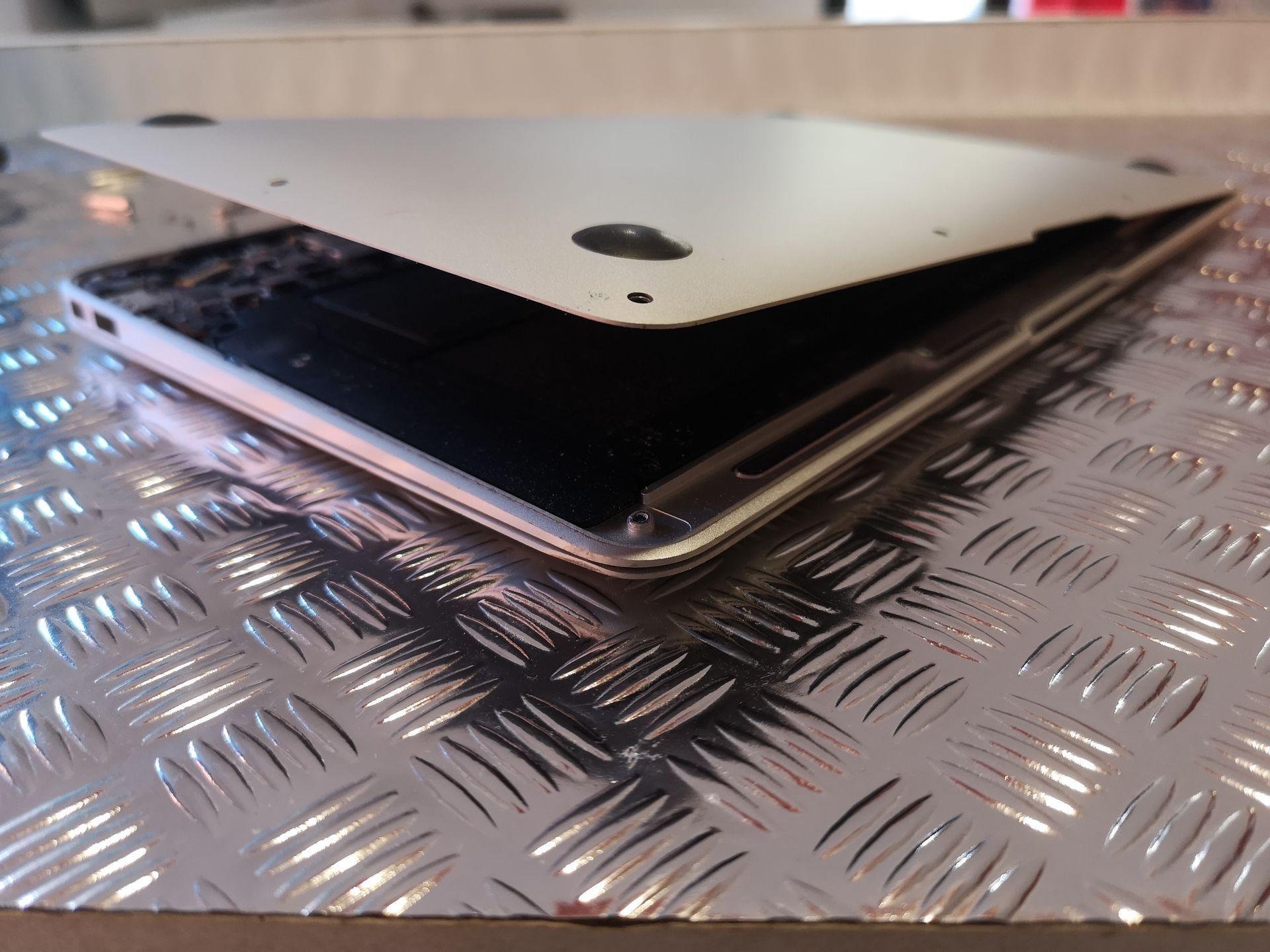 Deux smartphones superposés sur une surface métallique à damier