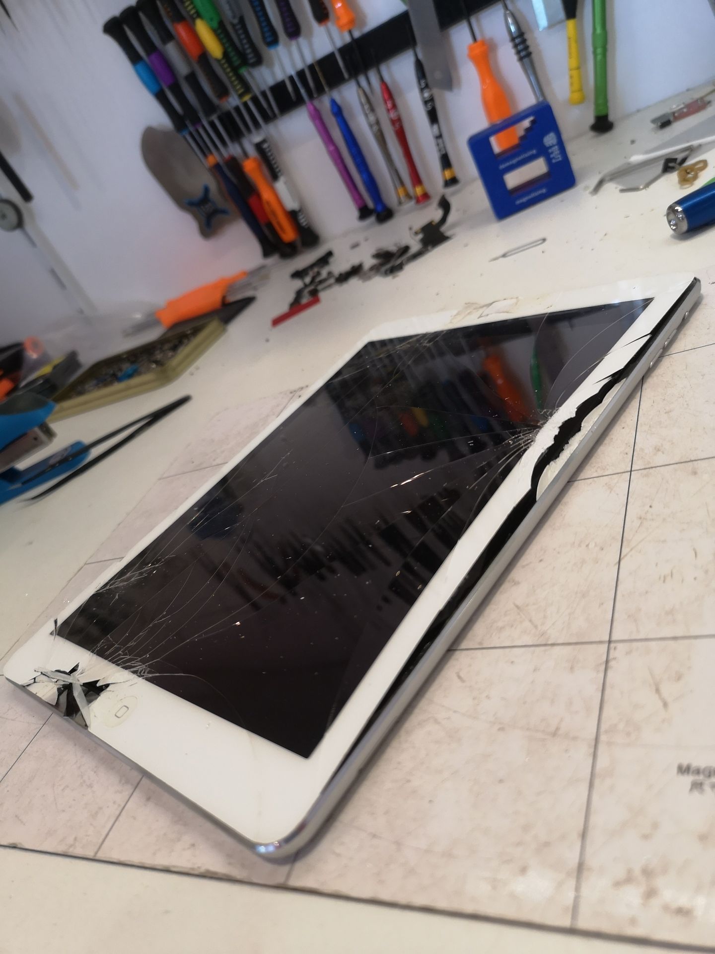 I Pad blanc cassé sur les côtés et écran fissuré