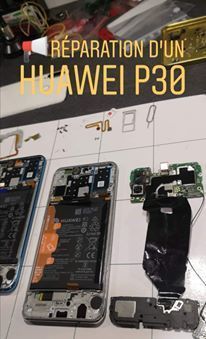 Réparation d’un Huawei P30, téléphone démonté sur un établi avec des pièces et outils électroniques.