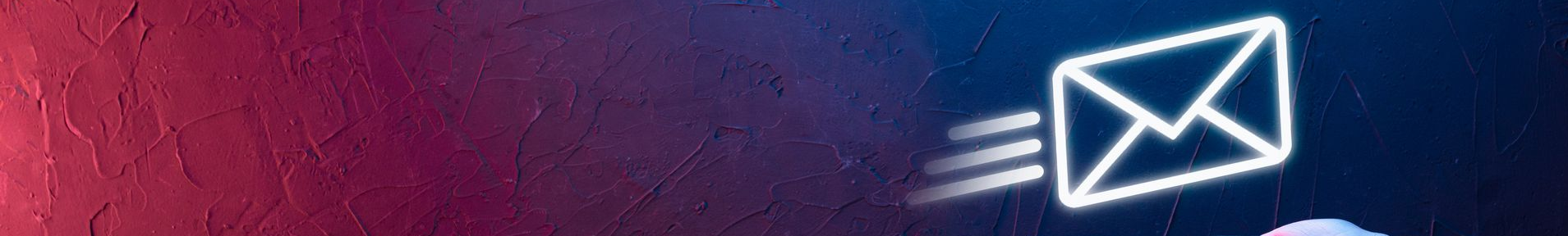 Enveloppe blanche sur fond rouge foncé et bleu.