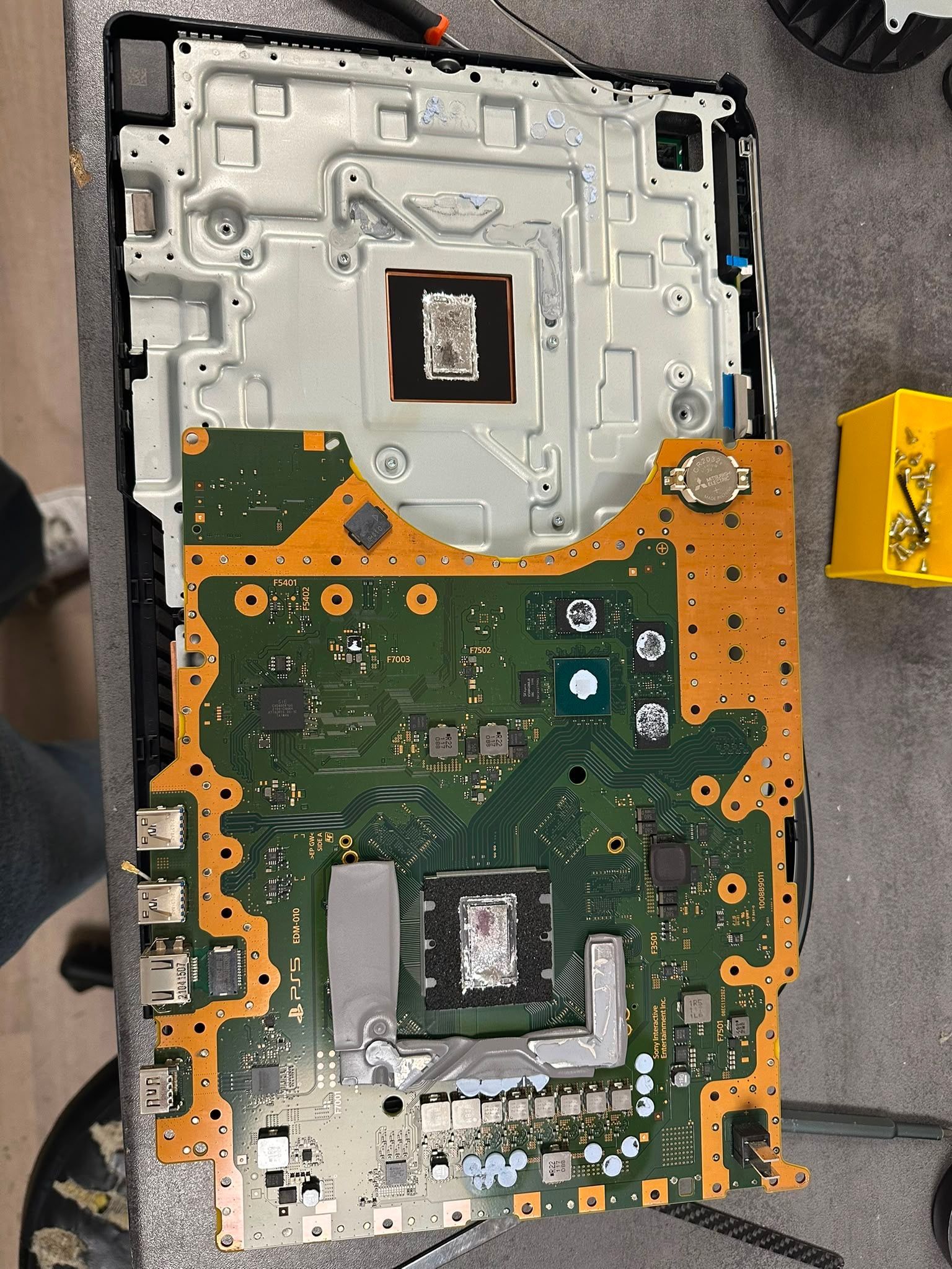 Consoles de jeux en réparation dans un atelier