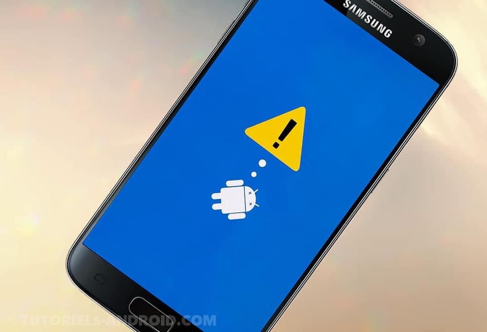 Téléphone Samsung affichant un écran d'erreur bleu avec un triangle d'avertissement et l'icône du robot Android