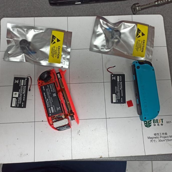 Manettes de consoles démontées pour réparation