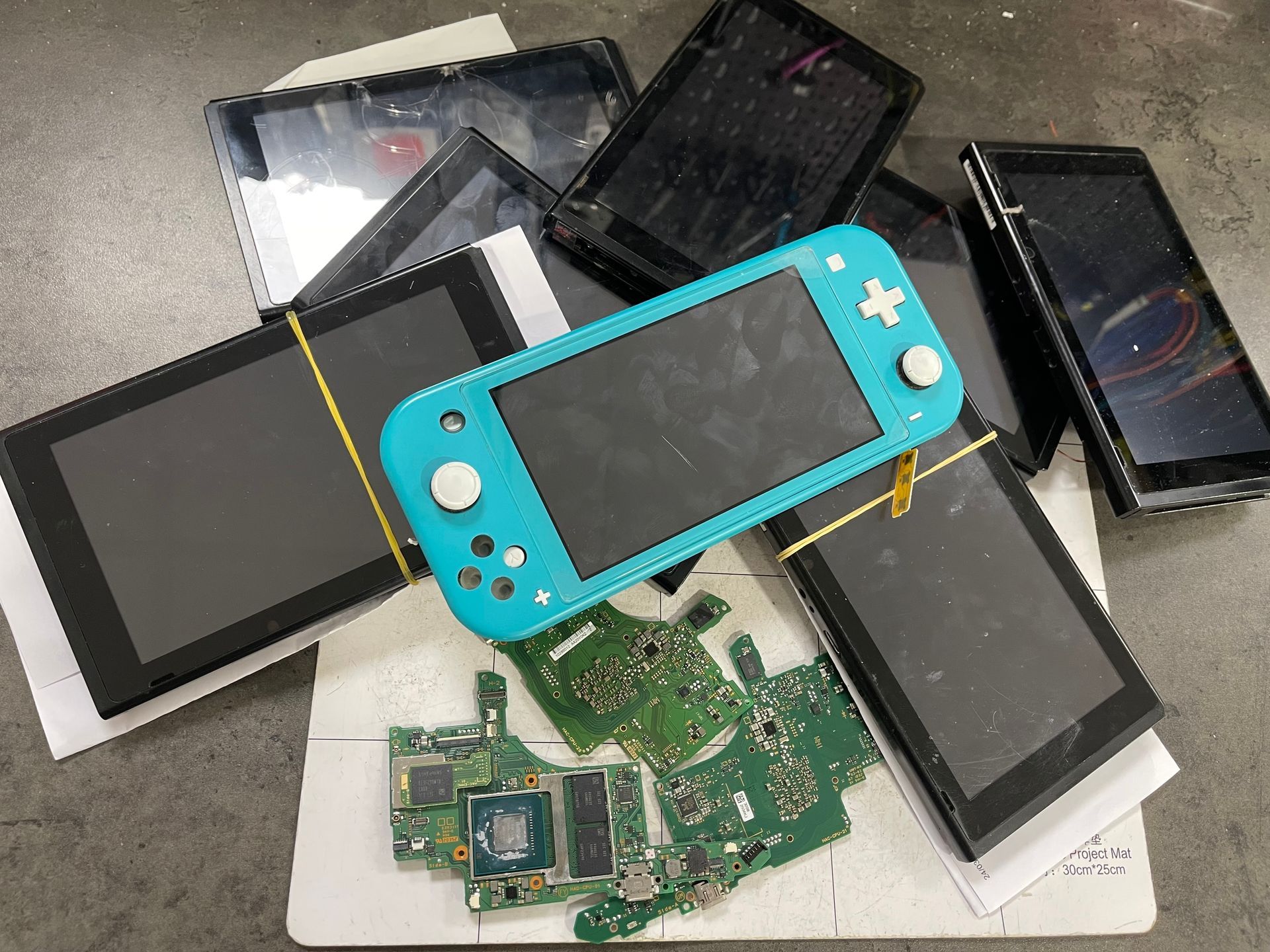 Plusieurs consoles de jeux empilées les unes sur les autres