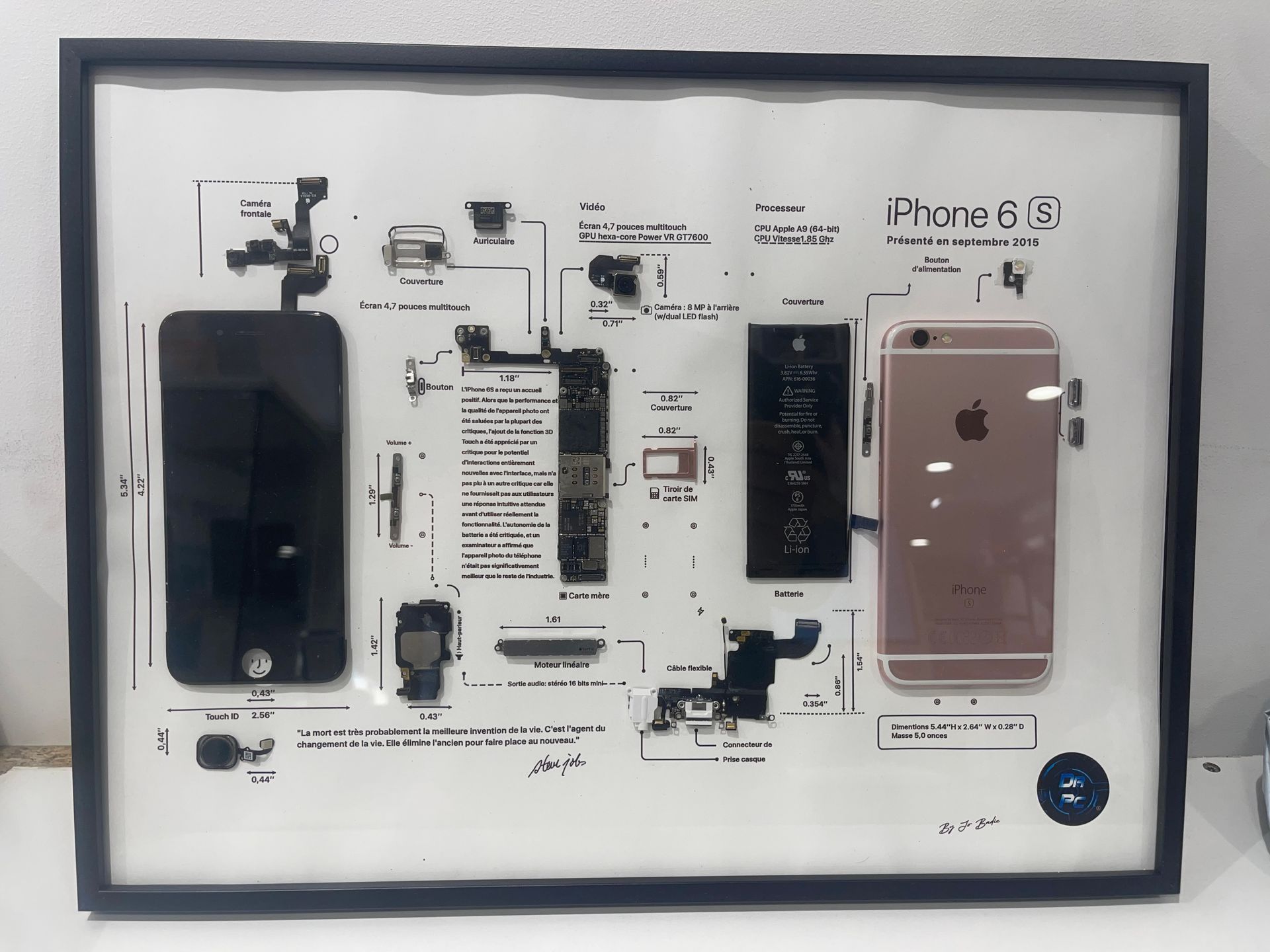 Découpe d'un téléphone dans un cadre, représentant tous les composants de l'iPhone 6S.