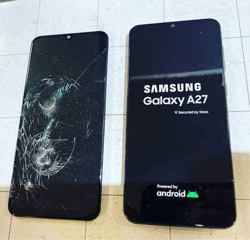 Smartphone avec écran cassé à gauche et smartphone samsung galaxy a27 avec écran neuf