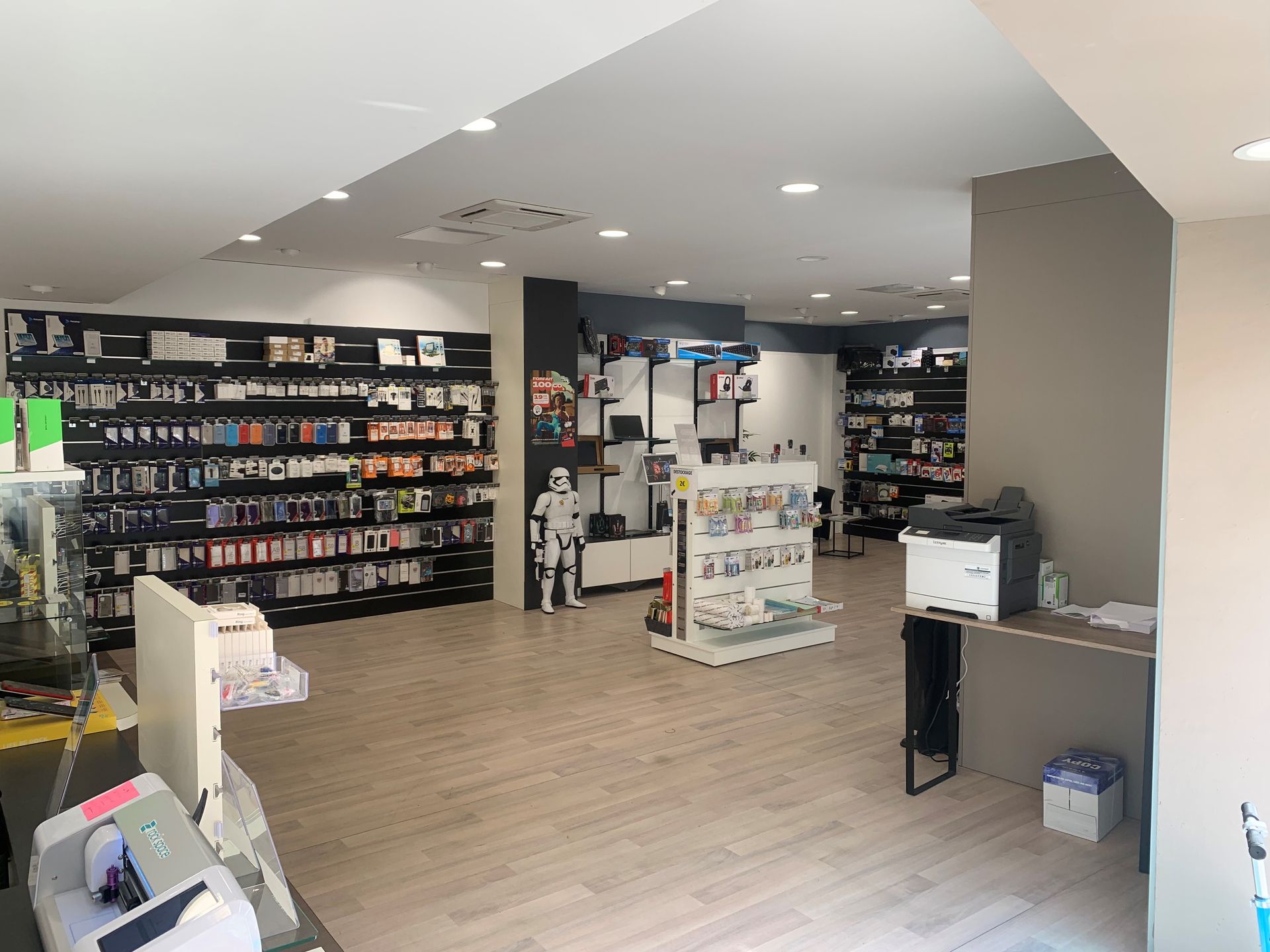 Rayon high-tech avec ordinateurs et accessoires.