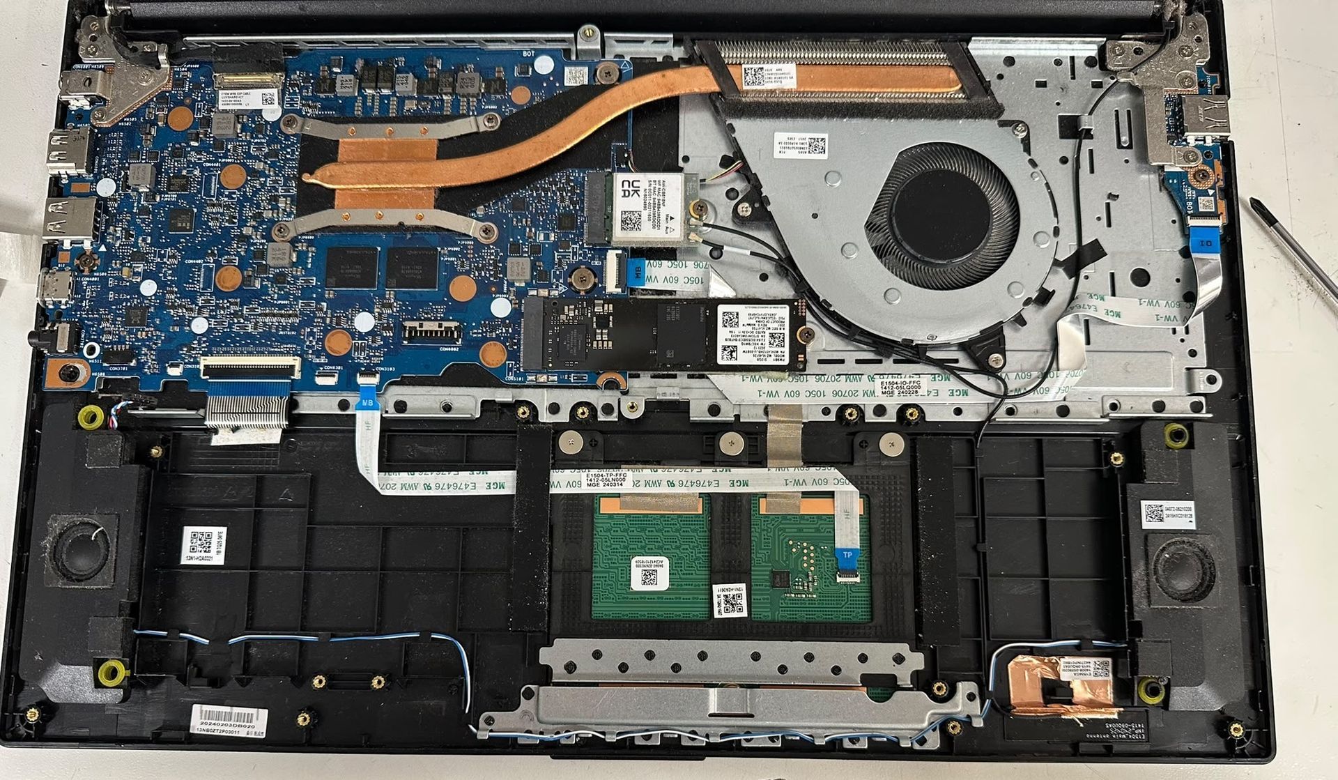 Intérieur d'un PC de bureau ouvert avec carte graphique MSI, refroidisseur de processeur Intel et câbles apparents.