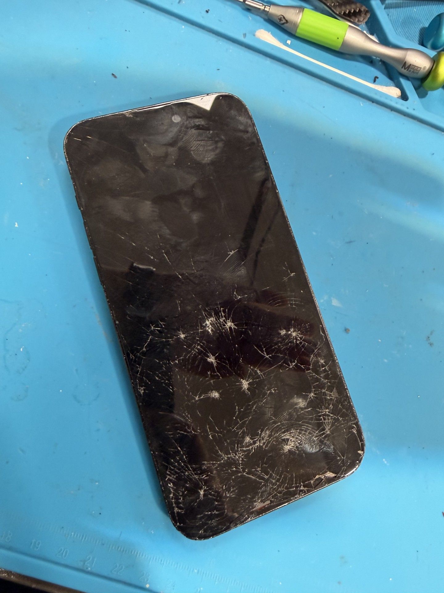 Smarphone avec un écran noir présentant des fisures sur l'intégralité