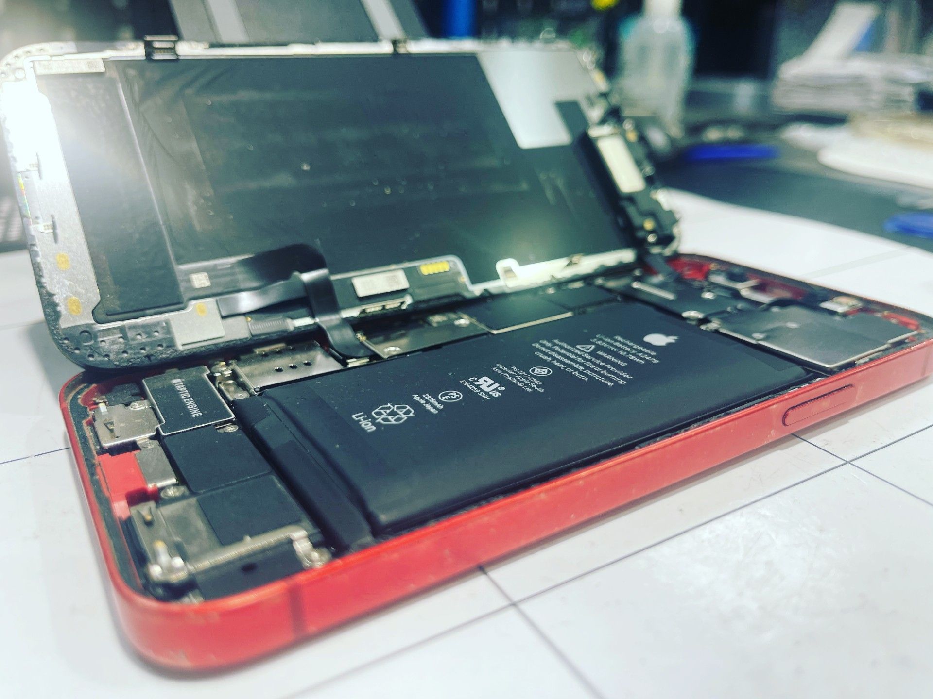 Mobile ouvert où l'on aperçoit les composants 