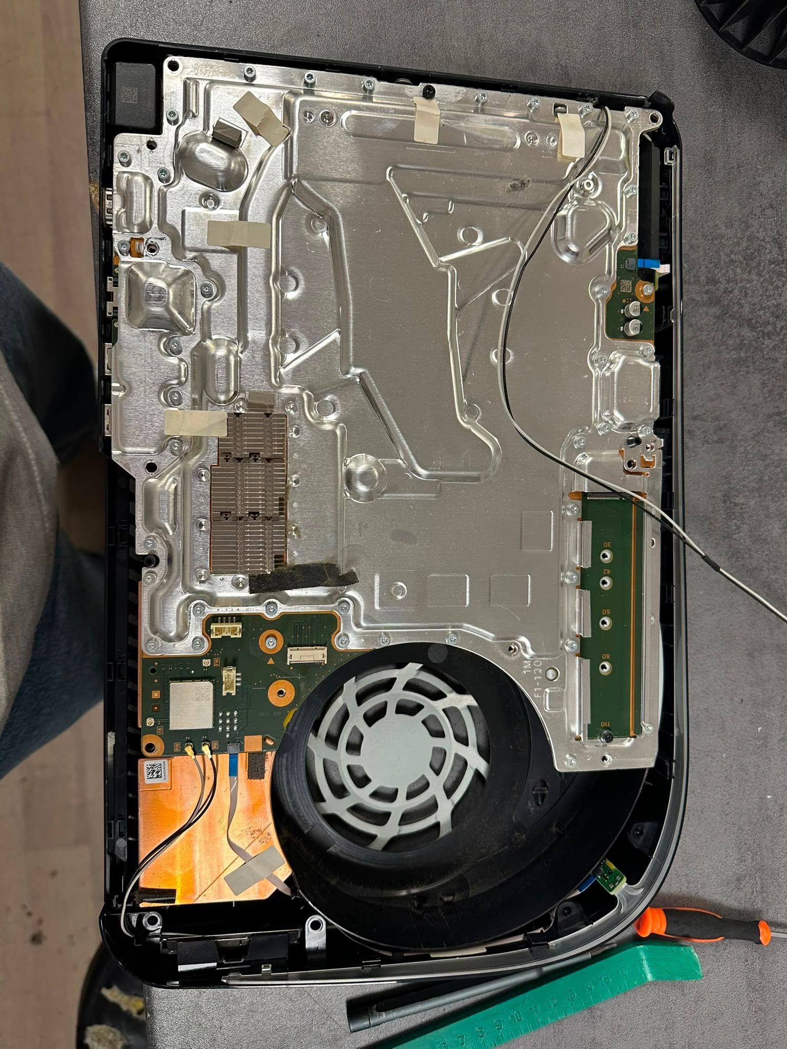 Ouvrir l'intérieur de l'ordinateur portable pour voir la carte mère et le grand ventilateur de refroidissement noir.