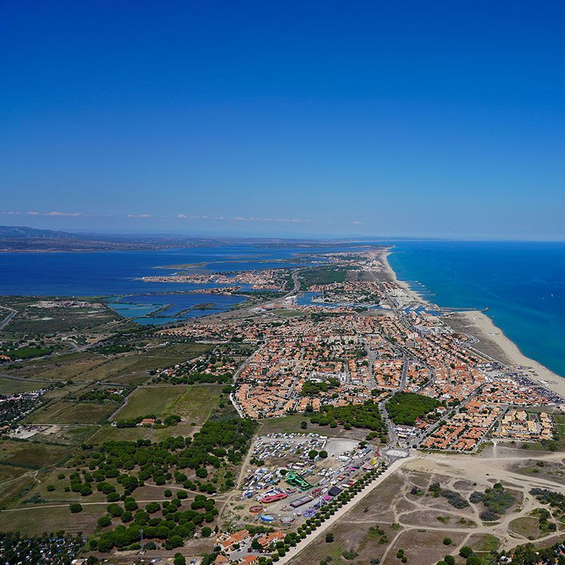 Vue aérienne de la commune du Barcarès.