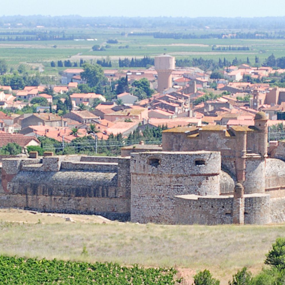 Centre de la commune de Salses-le-Château.