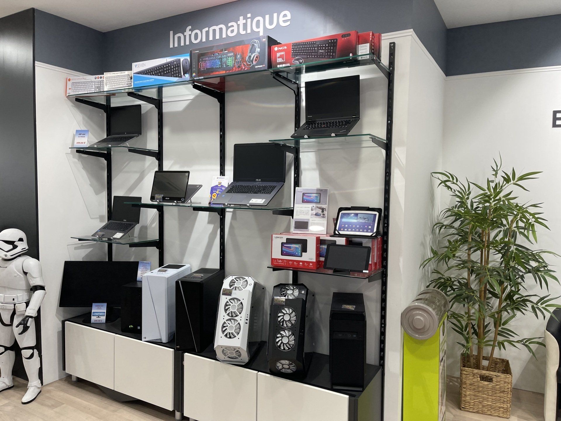 Présentoir d'électronique avec ordinateurs portables.