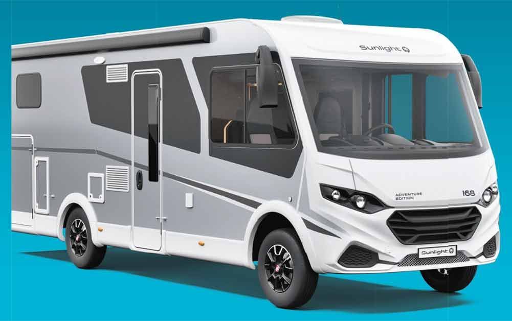 Auf blauem Grund ist ein weißes Wohnmobil geparkt.