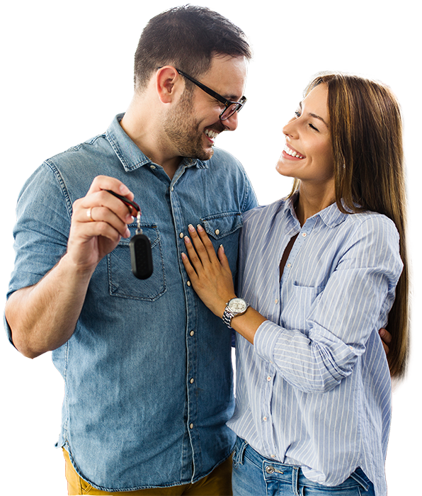 Un couple heureux avec une clé dans la main
