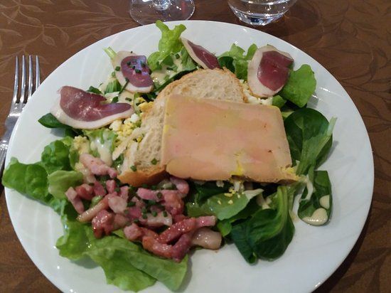 Une de nos entrées constituée de foie gras, lardons et salade
