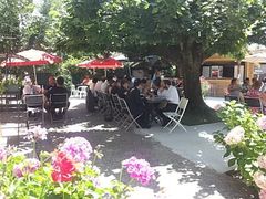 Des gens qui mangent sur une terrasse