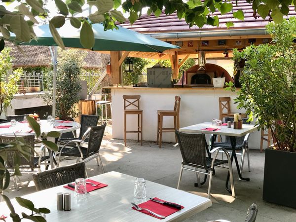 Un terrasse et un bar d'exterieur