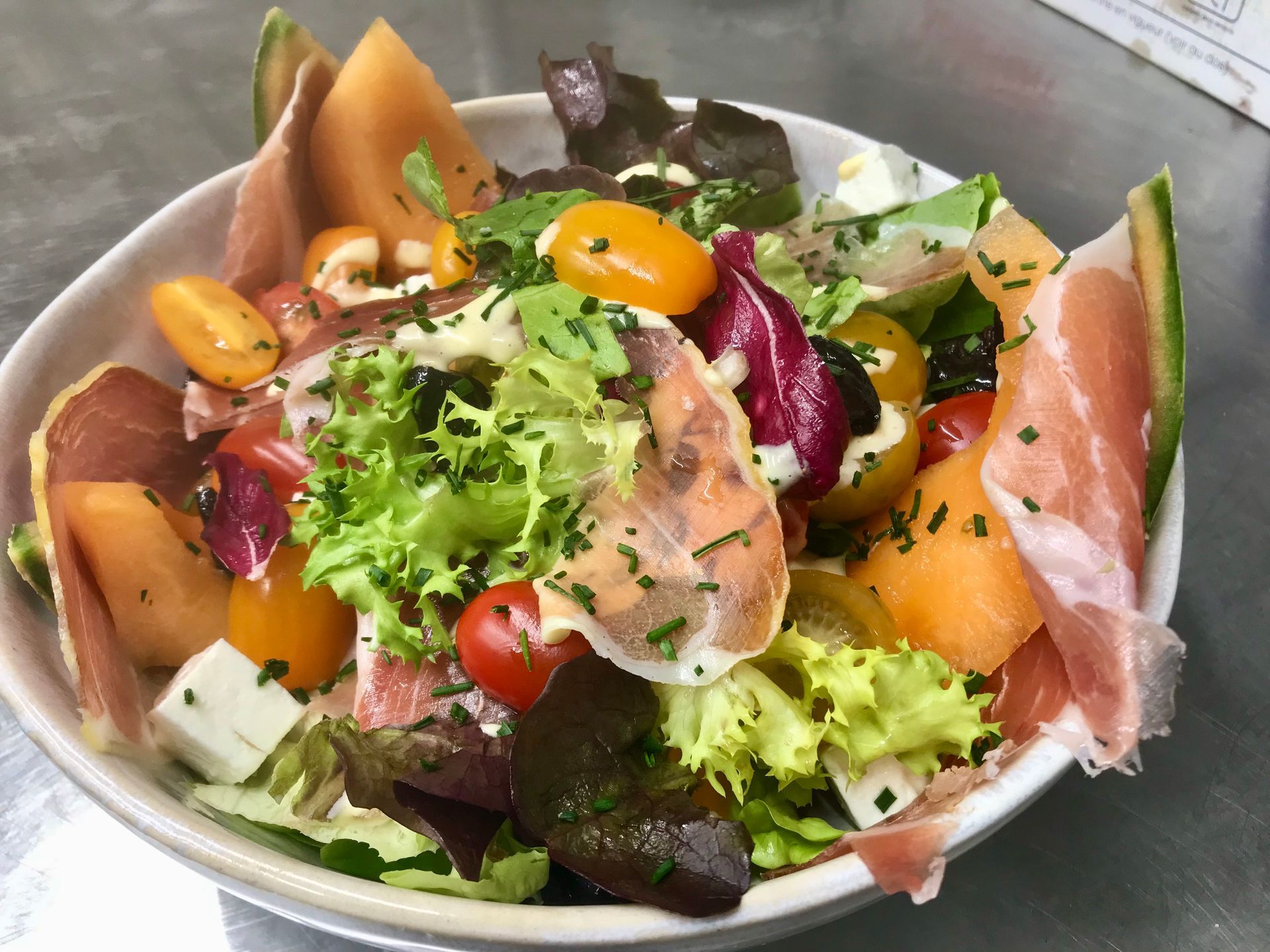 Une salade jambon sec et melon