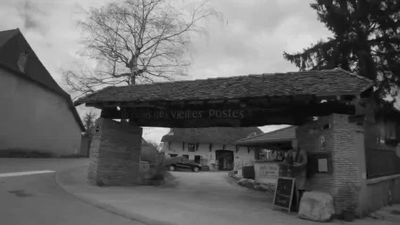 Une photo de l'entrée du Relais des Vieilles Postes