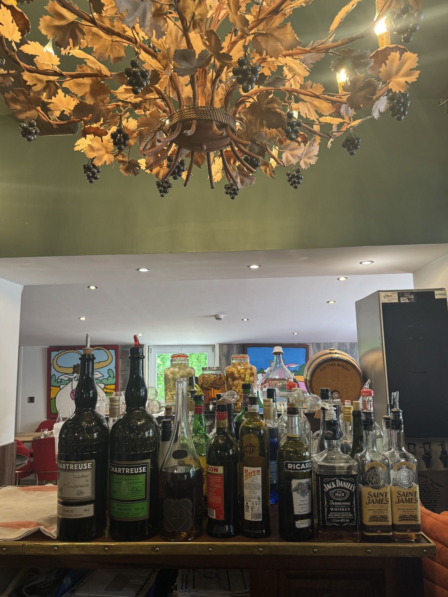 Bar avec de multiples bouteilles et lustre