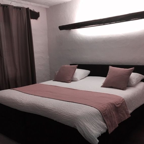 Un lit et 2 oreiller