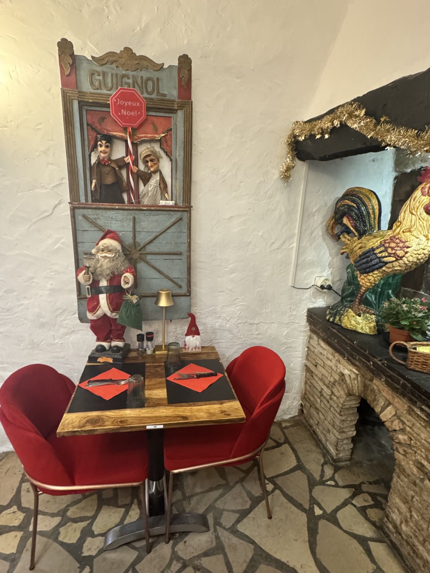 Table avec Guignol, décoration de Noël et cheminée
