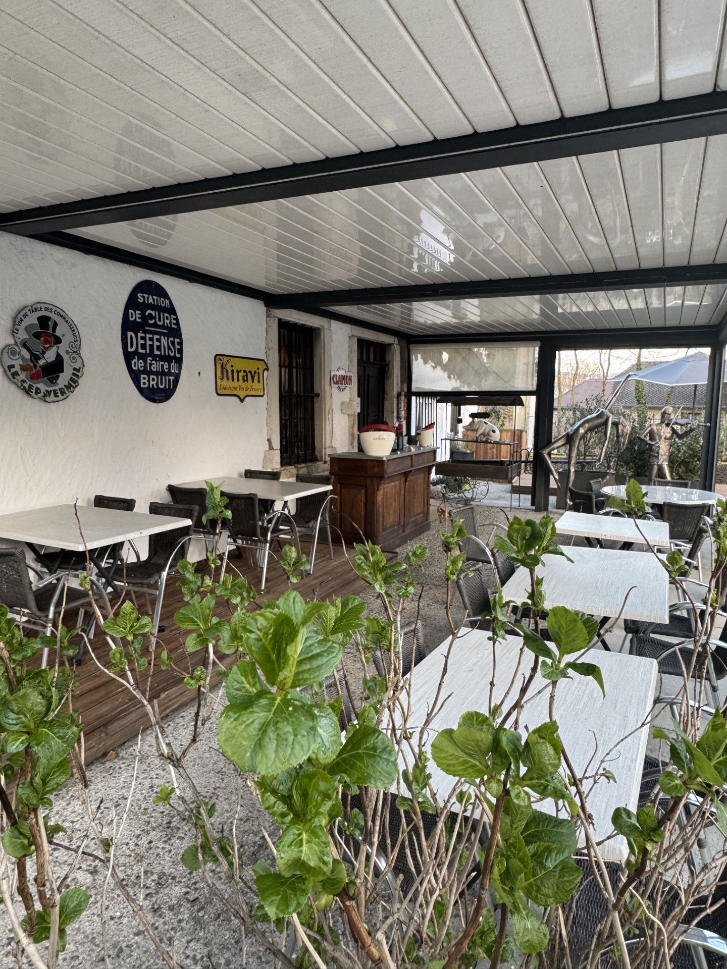 Une salle de restaurant