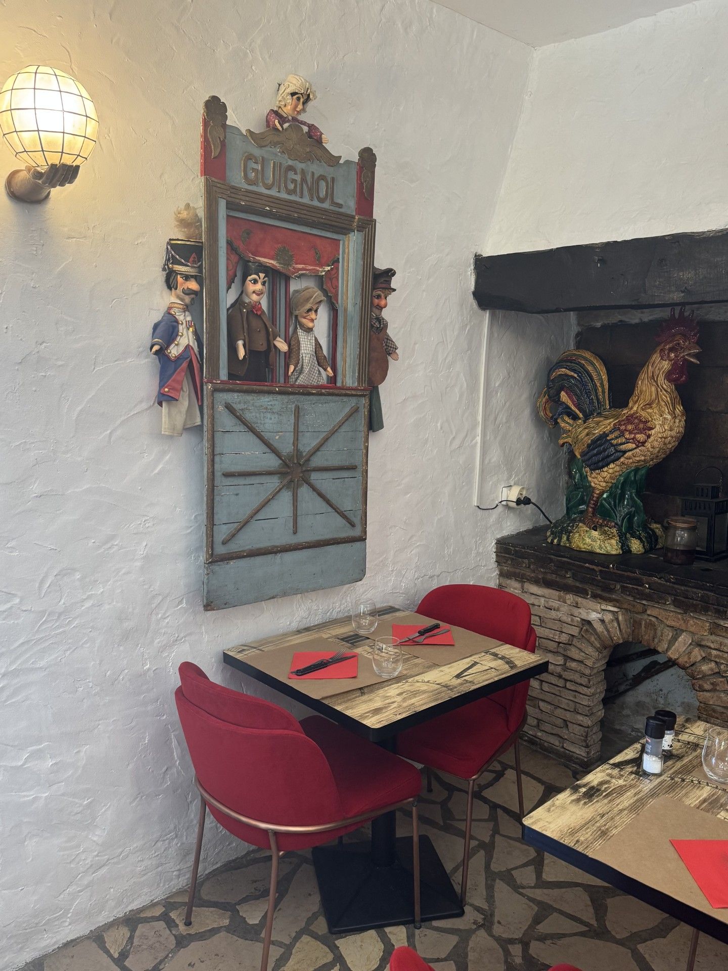 Table avec tableau de Guignol au-dessus