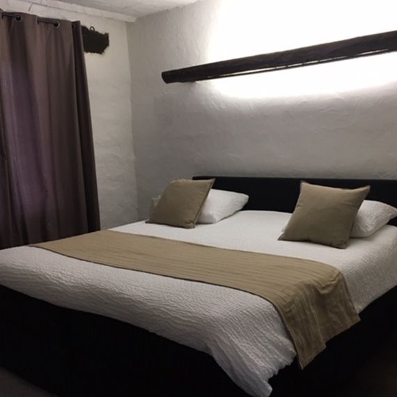 Lit double avec draps beige