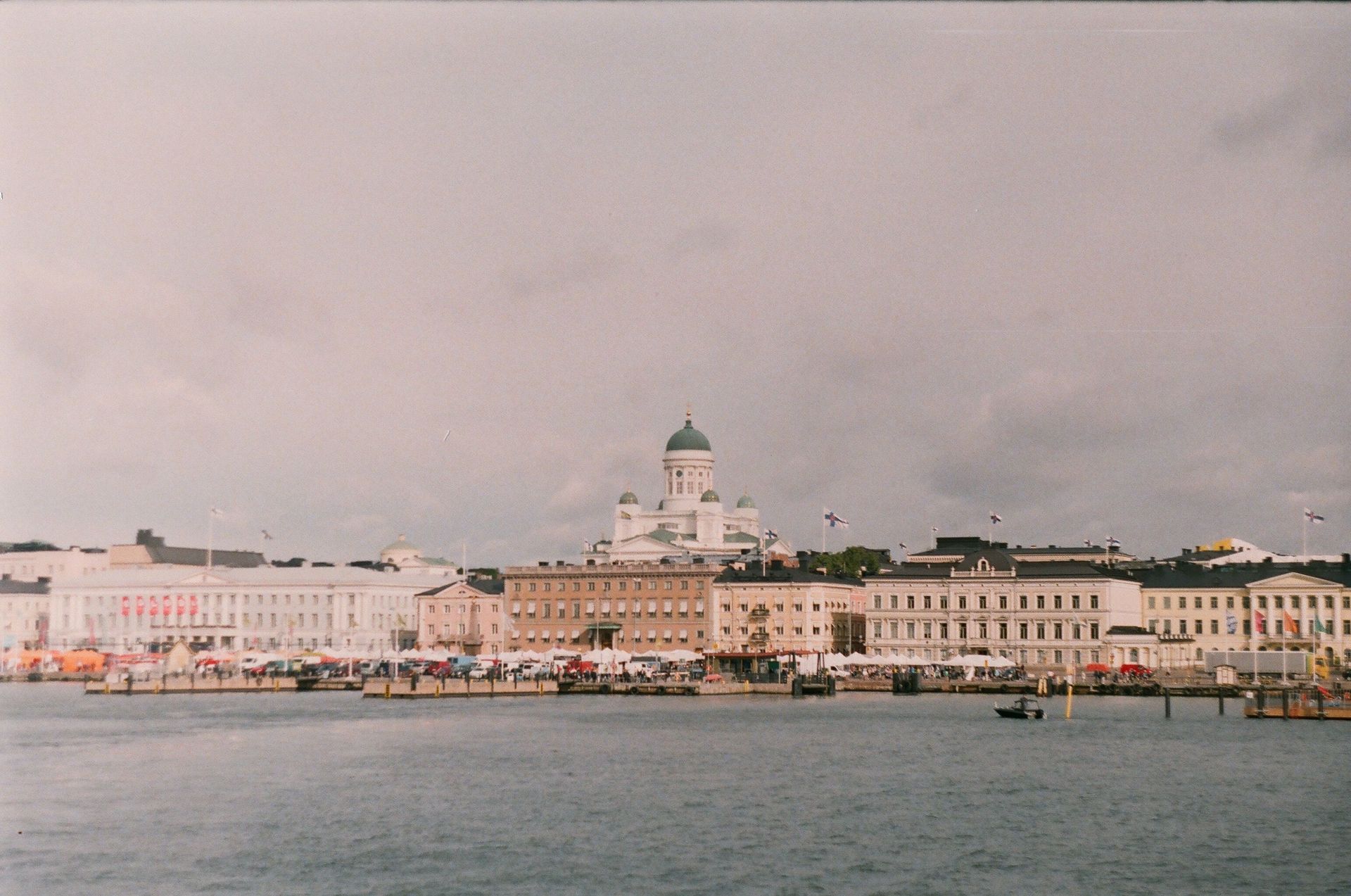 Maalämpöasentaja tarkistaa laitteiston vikakoodeja ja kompressorin toimintaa omakotitalon teknisessä