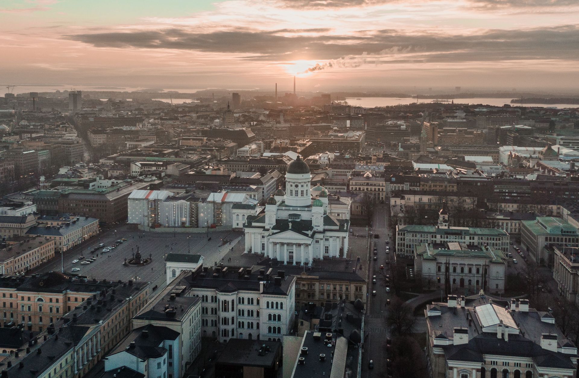 Sertifioitu asentaja suorittaa maalämpöpumpun vuosihuoltoa ja suodattimien puhdistusta omakotitaloss