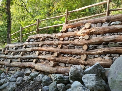 barriera architettonica in legno