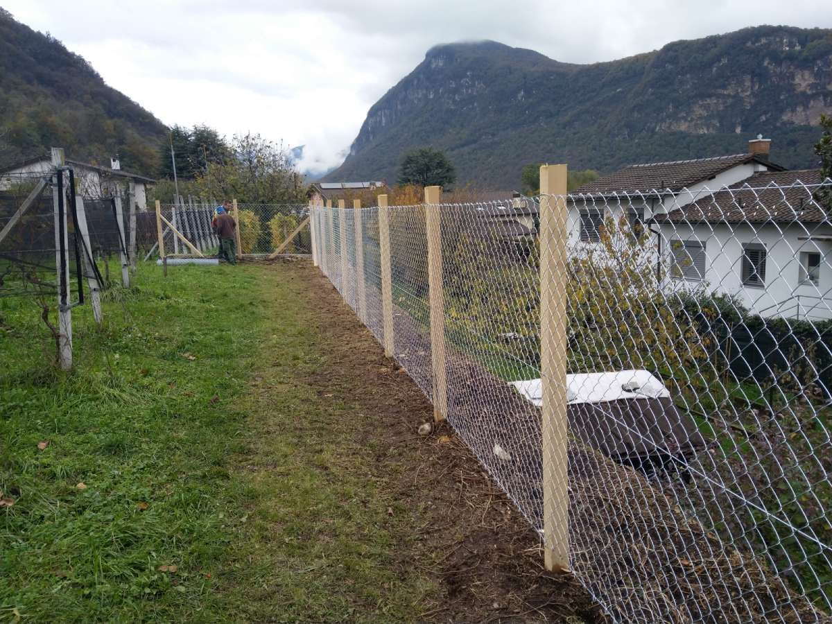 recinzione con paletti in legno