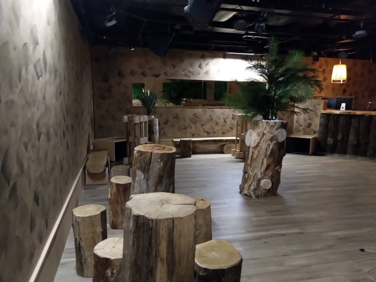 tavolino e sedie in legno