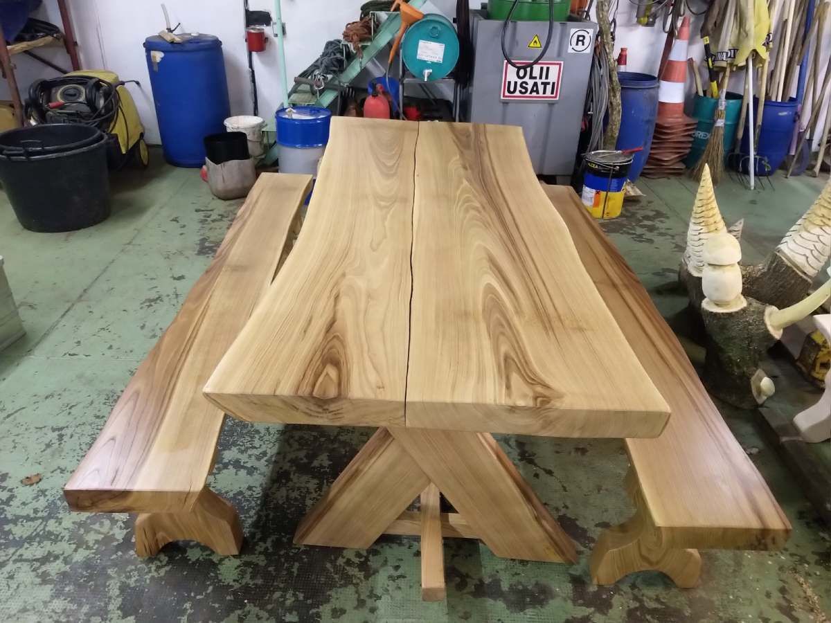 tavolo e panche in legno
