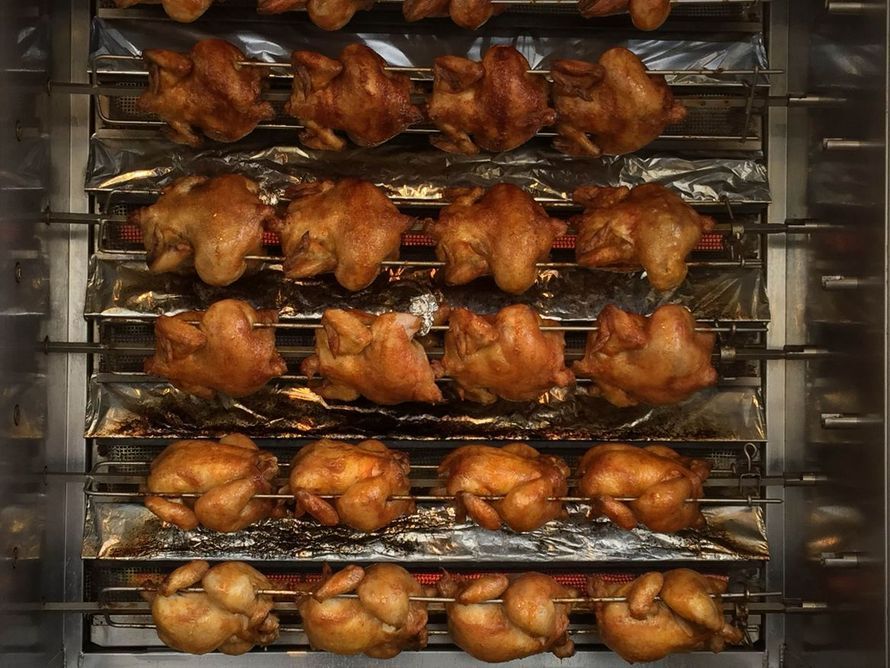 Ein Haufen Hühner backt auf einem Grill vom Hähnchen Grill Station Partyservice Ludwigsburg