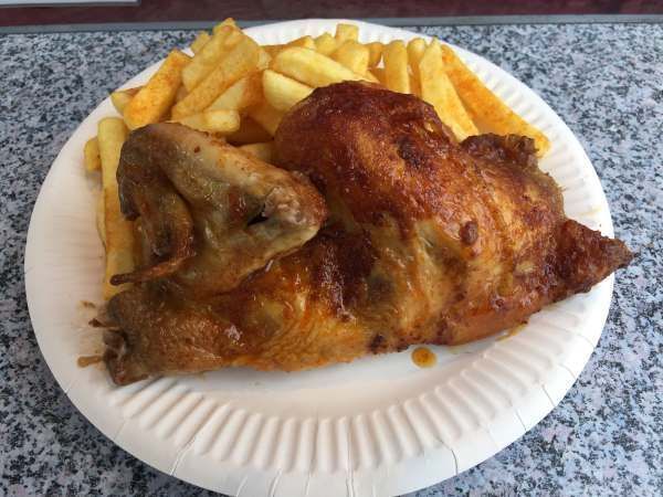 Ein Haufen Hühner backt auf einem Grill vom Hähnchen Grill Station Partyservice Ludwigsburg